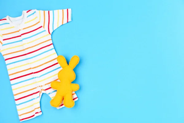 Vestiti Bambini Con Morbido Giocattolo Coniglio Sfondo Blu — Foto Stock