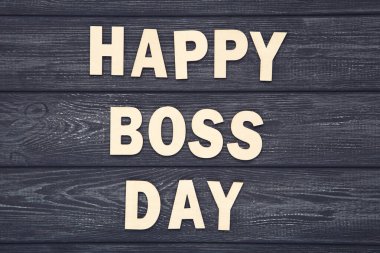 Ahşap yazı: Siyah ahşap arka planda Mutlu Patronlar Günü