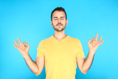 Mavi arka planda genç sakallı adamın portresi