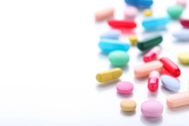 Beyaz arka planda renkli haplar