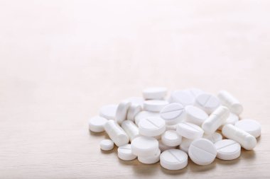 Tahta masadaki ilaç hapları.