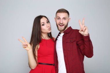 Gri arka planda mutlu genç çift