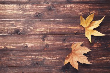 Kahverengi ahşap masada sonbahar akçaağaç yaprakları