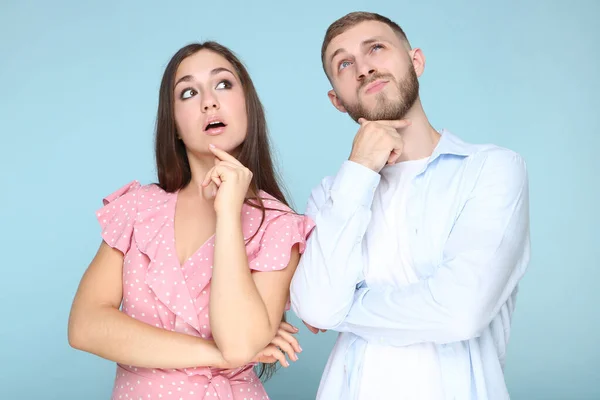 Feliz Joven Pareja Sobre Fondo Azul — Foto de Stock