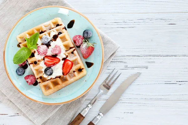 Waffles Saborosos Com Bagas Frescas Chantilly Fundo Madeira Branco — Fotografia de Stock