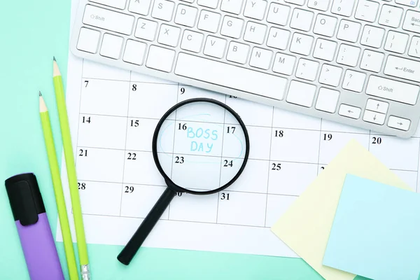 Beschriftung Boss Day Kalender Mit Lupe Und Tastatur Auf Blauem — Stockfoto