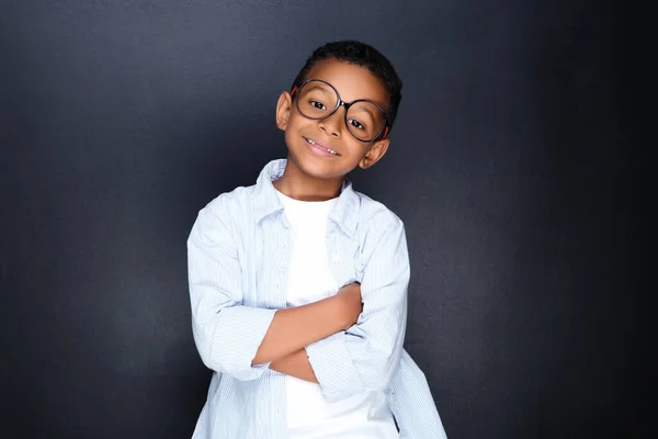 Jovem Afro Americano Menino Óculos Fundo Preto — Fotografia de Stock