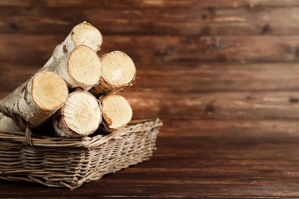 Pile Suchego Drewna Opałowego Koszu Brązowym Drewnianym Stole — Zdjęcie stockowe