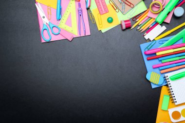 Tahta üzerinde farklı okul malzemeleri var.