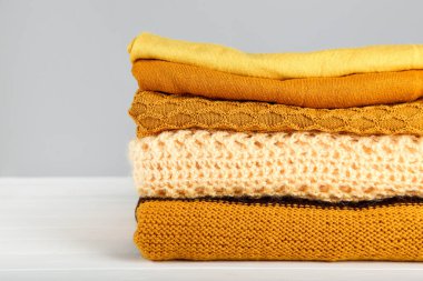 Gri arkaplanda katlanmış süveterler