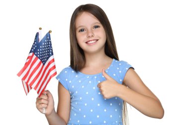Amerikan bayrakları tutan ve beyaz arka planda baş parmağını gösteren genç bir kız.