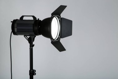 Gri arkaplanda stüdyo ışıklandırması