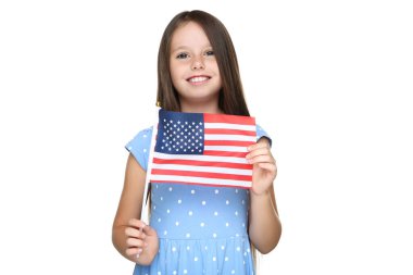 Beyaz arka planda Amerikan bayrağı tutan genç bir kız.