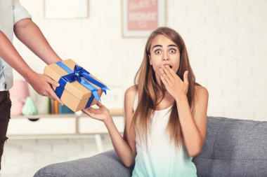 Sürpriz kadın erkek arkadaşından hediye paketi alıyor.