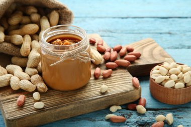 Fıstık ezmesi ve mavi ahşap masa.