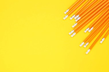 Sarı arkaplanda sarı kalemler