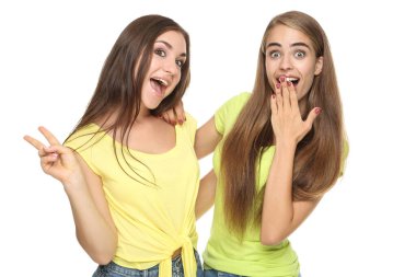 Genç mutlu kız arkadaşlar beyaz arka planda izole edilmiş