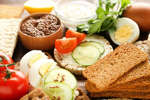 Broodje Met Roomkaas Groenten Houten Tafel — Stockfoto