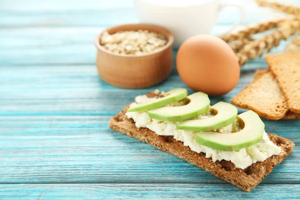 Crispbread Dengan Krim Keju Alpukat Dan Telur Meja Kayu Biru — Stok Foto