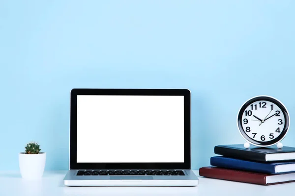 Computador Portátil Com Livros Cacto Verde Relógio Redondo Sobre Fundo — Fotografia de Stock