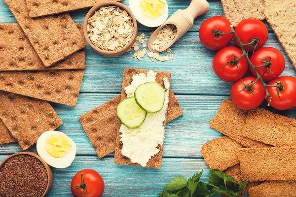 Broodje Met Roomkaas Groente Blauwe Houten Tafel — Stockfoto