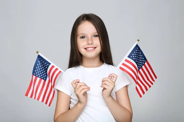 アメリカ国旗を灰色の背景に持つ少女 — ストック写真