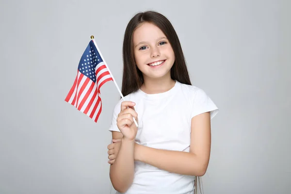 Jong Meisje Met Amerikaanse Vlag Grijze Achtergrond — Stockfoto