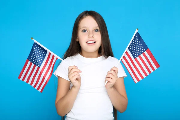 Jong Meisje Met Amerikaanse Vlaggen Blauwe Achtergrond — Stockfoto