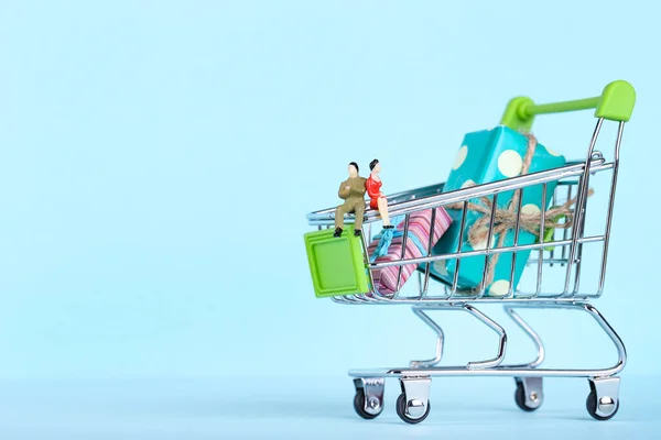 Alışveriş Arabası Mavi Arka Planda Hediye Kutuları Olan Minyatür Insanlar — Stok fotoğraf