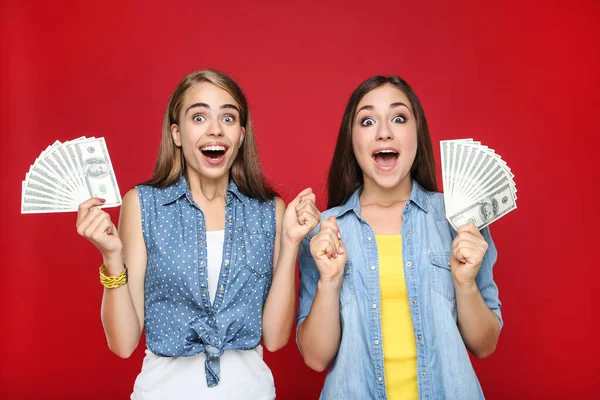 Joven Feliz Novias Sosteniendo Billetes Dólar Sobre Fondo Rojo — Foto de Stock