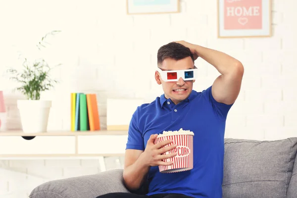 Junger Mann Mit Eimer Popcorn Und Brille Sitzt Hause Auf — Stockfoto