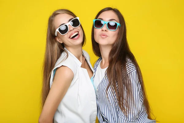 Jovens Namoradas Felizes Óculos Sol Fundo Amarelo — Fotografia de Stock
