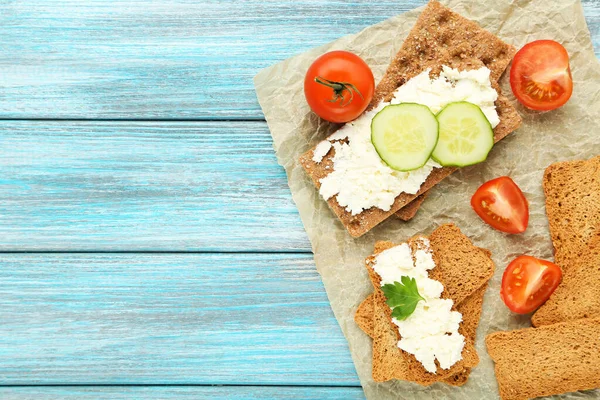 Crispbread Com Queijo Creme Legumes Mesa Madeira Azul — Fotografia de Stock