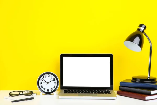 Computador Portátil Com Material Escritório Lâmpada Elétrica Sobre Fundo Amarelo — Fotografia de Stock