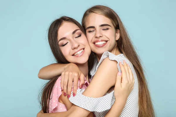 Joven Feliz Novias Vestidos Moda Abrazándose Unos Otros Fondo Azul — Foto de Stock