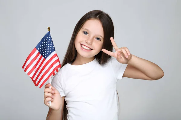 Jong Meisje Met Amerikaanse Vlag Grijze Achtergrond — Stockfoto