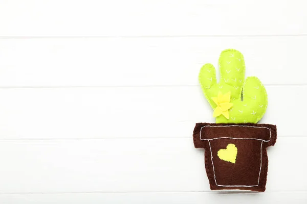 Zacht Speeltje Van Cactus Witte Houten Tafel — Stockfoto