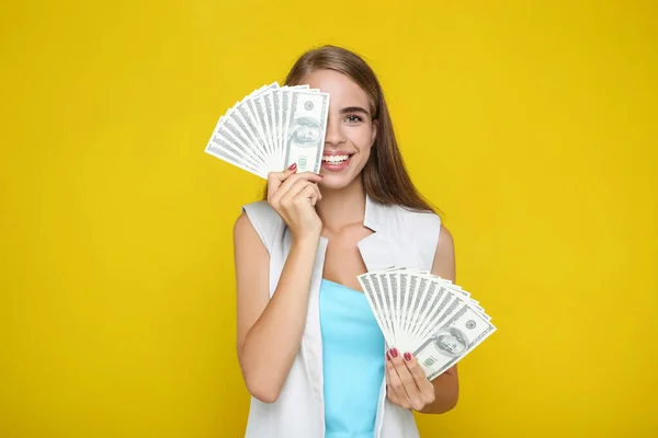 Hermosa Mujer Sosteniendo Billetes Dólar Sobre Fondo Amarillo — Foto de Stock