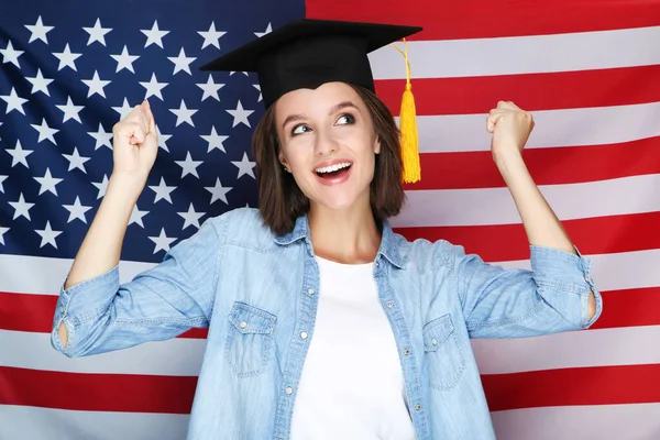 Mujer Joven Feliz Gorra Graduación Fondo Bandera Americana — Foto de Stock