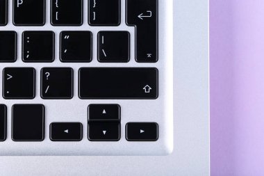 Siyah dizüstü bilgisayarın arkaplanı