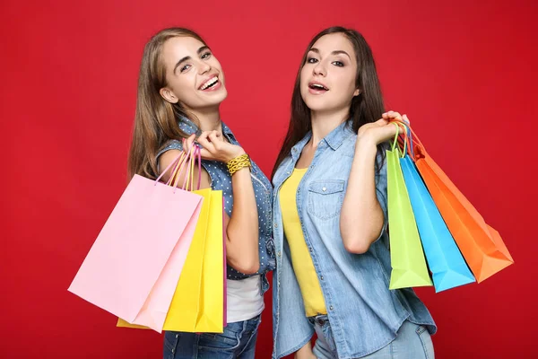 Joven Feliz Novias Con Bolsas Compras Sobre Fondo Rojo — Foto de Stock