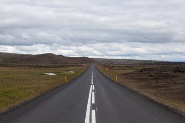 İzlanda yol dağlar kırsal İzlanda manzara ile ufuk boş düz yol