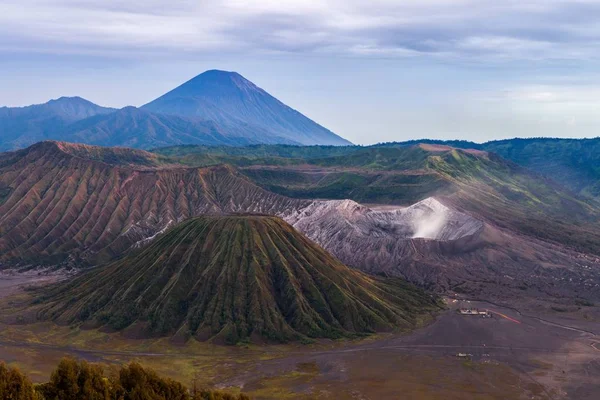 Vulcani Caldera Tengger Bromo Batok e Semeru sull'isola di Java in Indonesia Versione 2 — Foto Stock