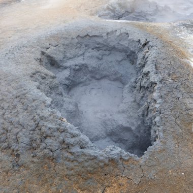 Hverir İzlanda Fumarole alanındaki jeotermal etkin alanı adlı bir deliğe köpüren gri çamur
