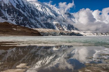 Yüksek irtifa Tilicho Gölü Tilicho Gölü sürüm 2 yansıtan Himalayalar Nepal Grand bariyer