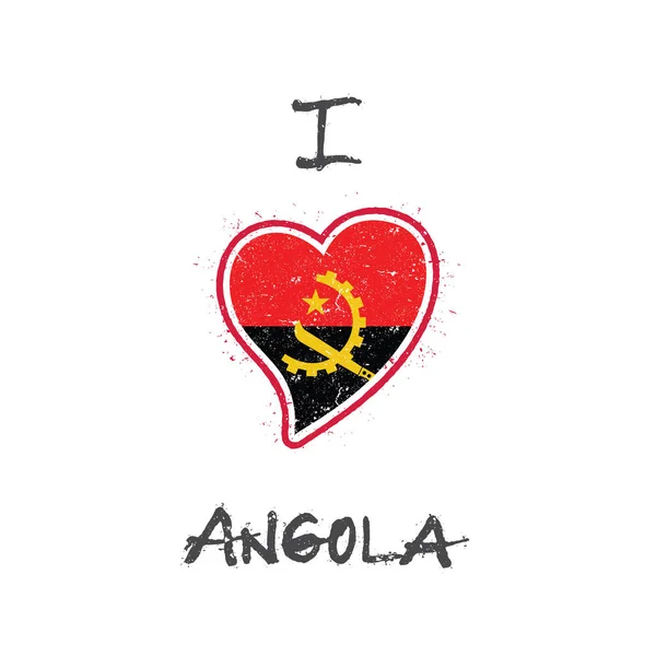 Bandiera angolana patriottica tshirt design Bandiera nazionale a forma di cuore Angola su sfondo bianco Vettore — Vettoriale Stock