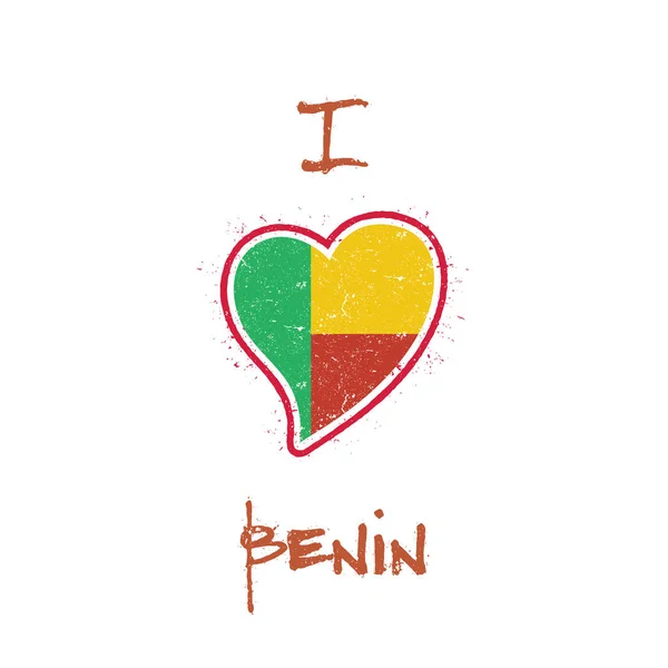 Bandera de Benín diseño de camiseta patriótica Bandera nacional en forma de corazón Benín sobre fondo blanco Vector — Vector de stock