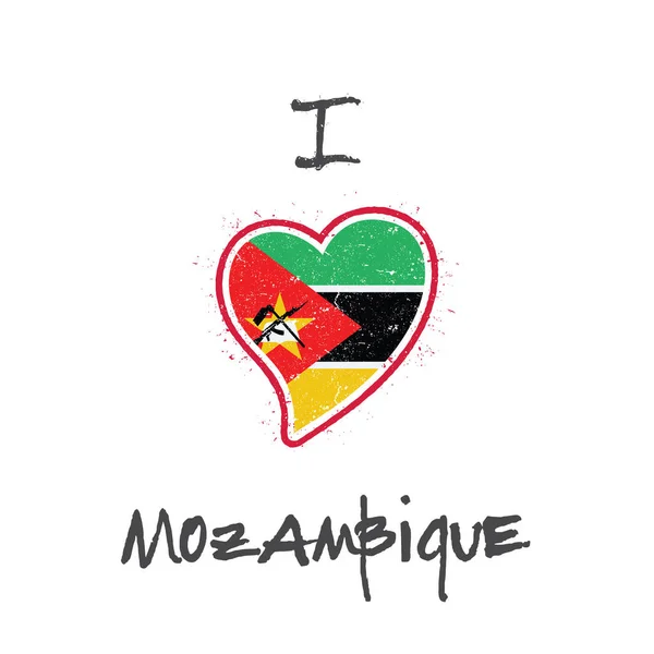 Beyaz arka plan üzerinde ulusal bayrak Mozambik Mozambikli bayrak vatansever tshirt tasarım kalp şeklinde — Stok Vektör