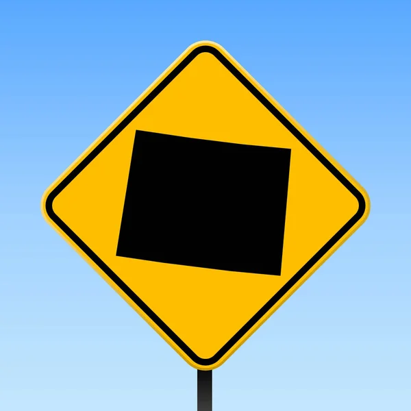 Wyoming mapa na placa de estrada Praça cartaz com Wyoming us mapa do estado em amarelo losango sinal de estrada Vector —  Vetores de Stock