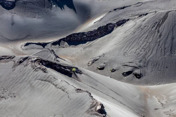 Dunas de areia cinza do vulcão Bromo no parque nacional BromoTenggerSemeru na ilha de Java Indonésia — Fotografia de Stock